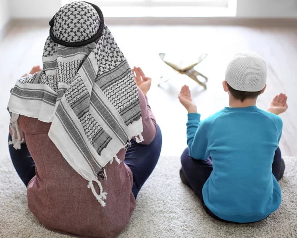 Pai Filho Muçulmanos Rezando Juntos Dentro Casa — Fotografia de Stock