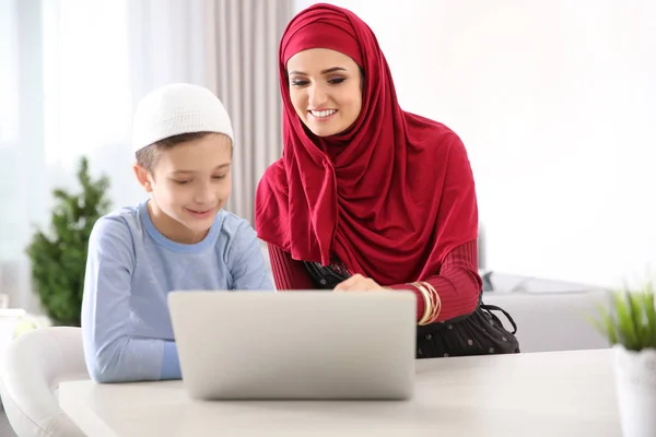 Kvinnan använder laptop med son — Stockfoto