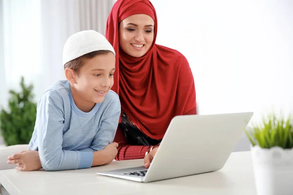 Mulher usando laptop com filho — Fotografia de Stock