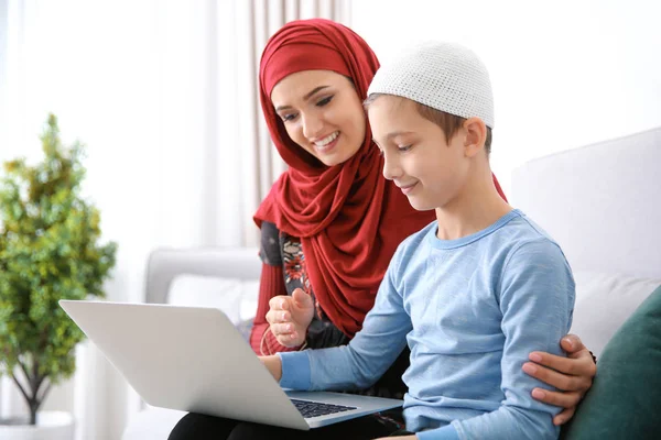 Wanita menggunakan laptop dengan anak — Stok Foto