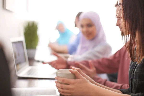 Murid Murid Muda Dengan Teman Sekelas Muslim Perpustakaan — Stok Foto