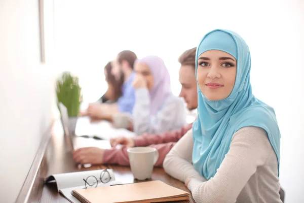 Studente Musulmano Con Compagni Classe Biblioteca — Foto Stock