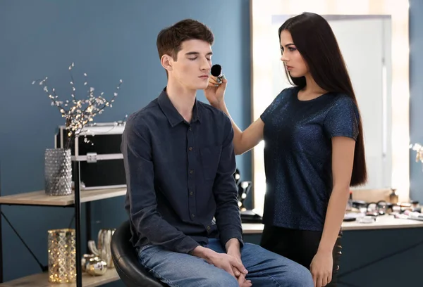 Makeup artist working with model — Stock Photo, Image