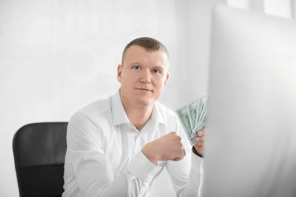 Office medewerker met geld — Stockfoto