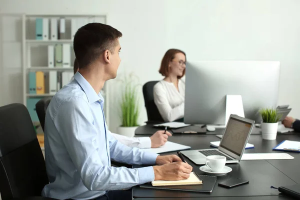 Office employees having business meeting — Stock Photo, Image