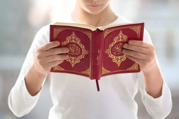 Молодой мусульманин, читающий Коран — стоковое фото