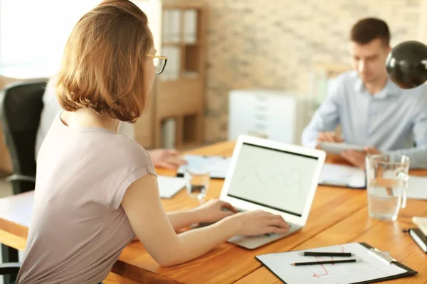 Dipendenti d'ufficio alla riunione di lavoro — Foto Stock