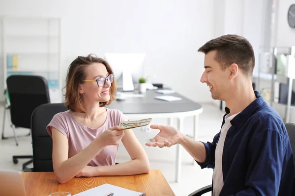 Vrouw het geven van geld aan de mens — Stockfoto