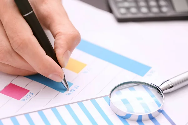 Man working with documents — Stock Photo, Image