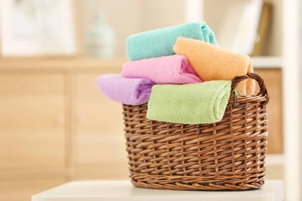 Cesta de lavandería con toallas — Foto de Stock