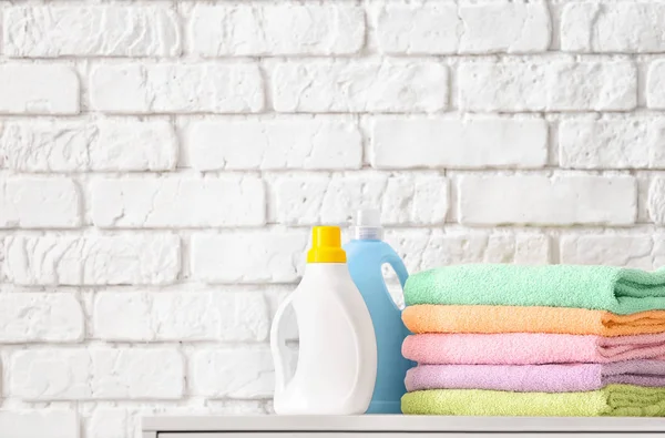 Pilha de toalhas limpas e detergente para roupa — Fotografia de Stock