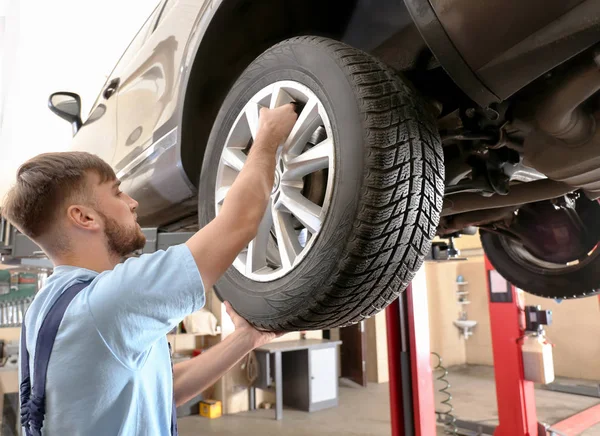 Mechanic changing car wheel — Stock Photo, Image