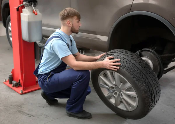 Mechaniker wechselt Autorad — Stockfoto