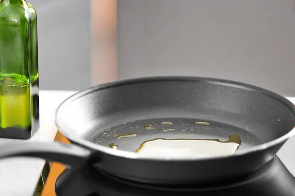 Frying pan with cooking oil