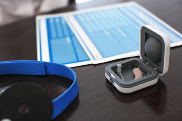 Слуховой аппарат и головное зеркало
  