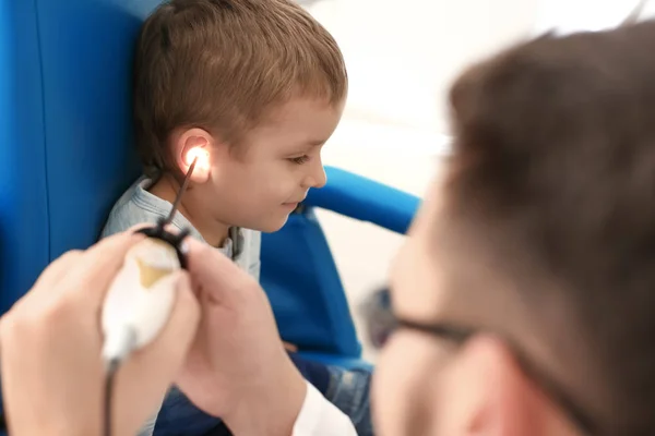 Otorrinolaringologista examinando pequenos meninos orelha — Fotografia de Stock