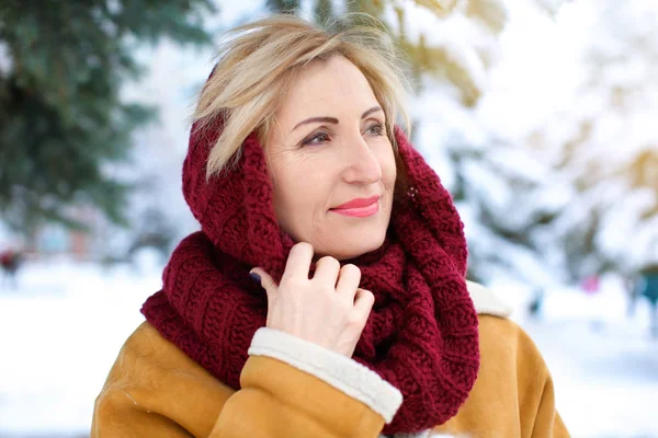 Mature woman in snowy park — Stock Photo, Image