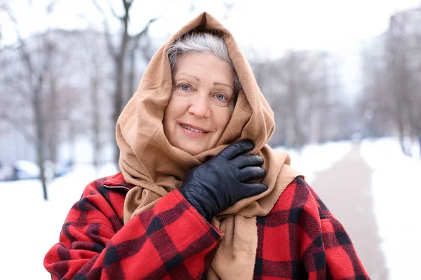 Старшая женщина в теплой одежде — стоковое фото