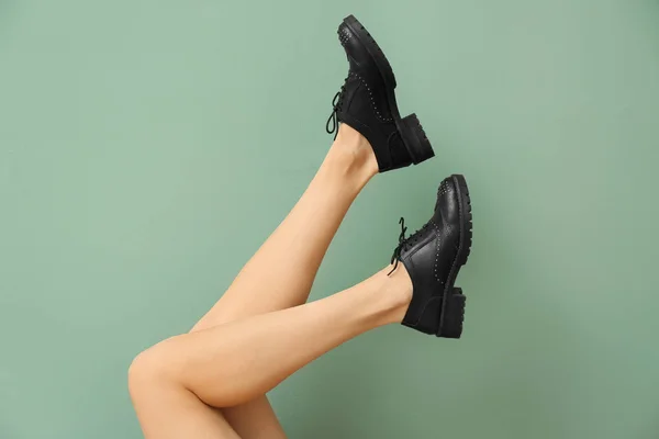 Mujer joven en zapatos casuales con estilo — Foto de Stock