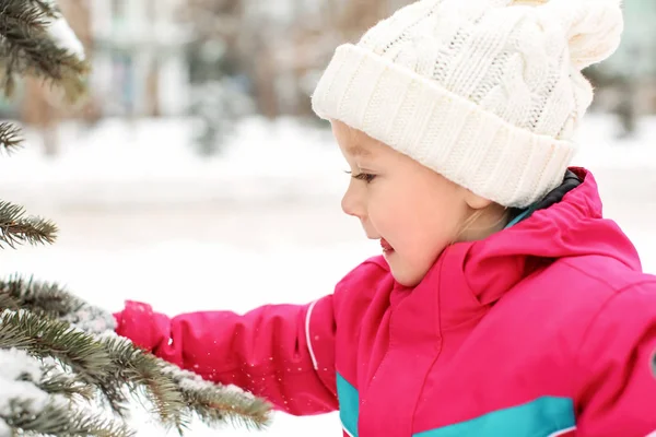 Schattig Klein Meisje Frosty Dag Buitenlucht Wintervakantie — Stockfoto