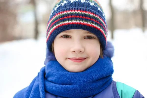 Nettes Mädchen Verschneiten Park Winterurlaub — Stockfoto