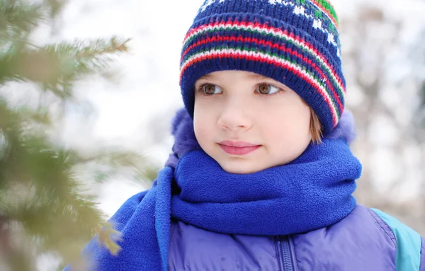 Nettes Mädchen Frostigen Tagen Freien Winterurlaub — Stockfoto