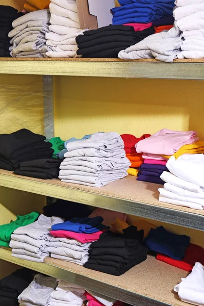 Zásobníky různých triček — Stock fotografie