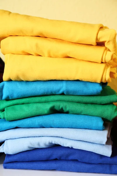 Разноцветные футболки, подготовленные для печати — стоковое фото