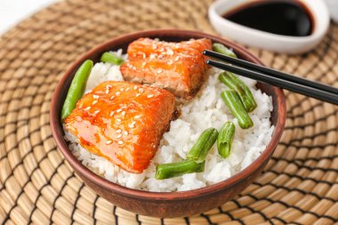 Pirinç ve fasulye hasır coaster üzerinde balık fileto