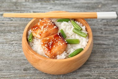 Pirinç ve fasulye gri arka plan üzerinde ahşap kase balık fileto