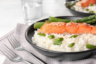 Balık fileto pirinç, fasulye, kuşkonmaz ile sopa kase hizmet