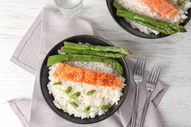 Balık fileto pirinç, fasulye, kuşkonmaz ile sopa kase hizmet