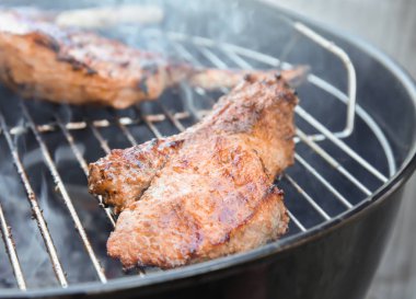 İştah açıcı sulu yedek kaburga açık havada yemek