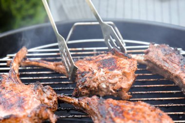 İştah açıcı sulu yedek kaburga açık havada yemek