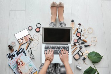 Evde Dizüstü bilgisayar kullanan kadın