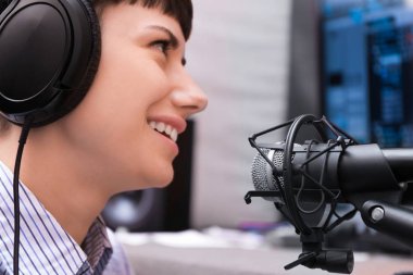 Modern radyo istasyonu yayın katılan genç kadın