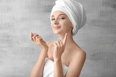 Kavanoz krem gri arka plan üzerinde olan kadın