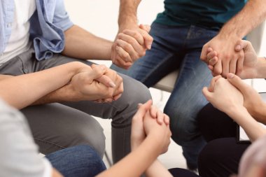 Grup terapisi oturumda birlikte elele insanlar