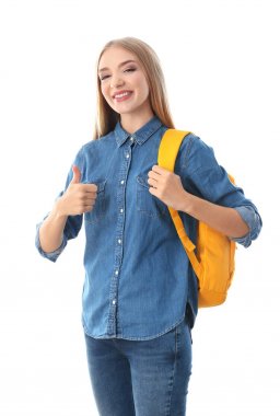 Beyaz arka plan üzerinde sırt çantası ile mutlu öğrenci. Sınav sonucu