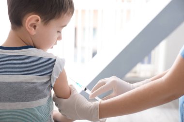 Küçük çocuk kliniğinde telkih doktor