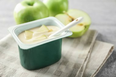 Tablo üzerinde nefis elma Yoğurtlu plastik bardak