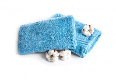 Temiz terry havlu ve pamuk çiçek beyaz arka plan üzerinde katlanmış