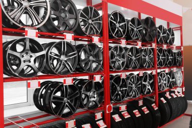 Raflar alaşım jantlar ve lastikler modern araba Servis Merkezi ile
