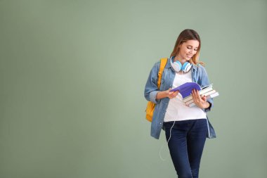 Güzel öğrenci defter üzerinde renk arka plan ile