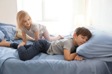 Yatakta şirin çocuk