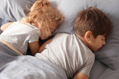 Sevimli küçük çocuklar uyuyor