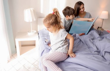 Anne okuma masal evde çocuklar için
