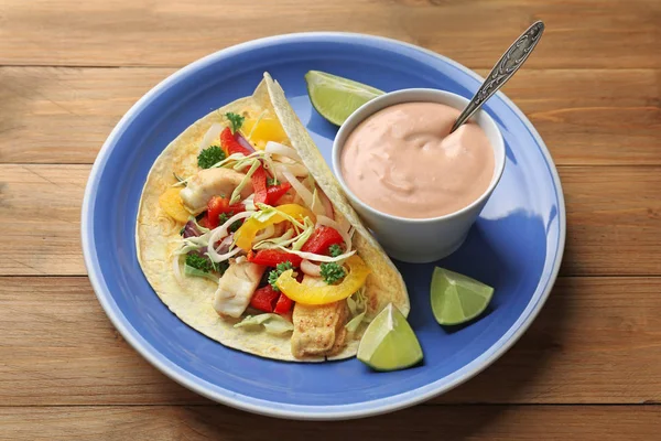 Πλάκα Νόστιμη Κρεμώδη Σάλτσα Μπολ Και Ψάρια Taco Στο Ξύλινο — Φωτογραφία Αρχείου