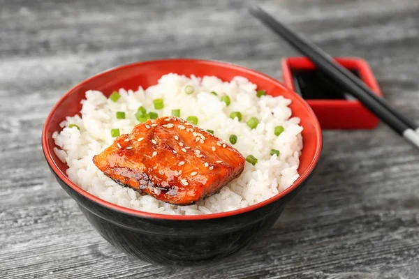 Filé Peixe Servido Com Arroz Tigela Sobre Fundo Cinza — Fotografia de Stock