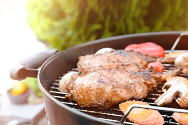 Aptitretande Saftiga Spare Ribs Och Grönsaker Grill Grill Utomhus Närbild — Stockfoto